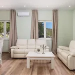 וילה Mirjam With Swimming Pool, Jacuzzi And Sea View *