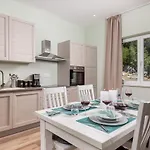 וילה Mirjam With Swimming Pool, Jacuzzi And Sea View נובי ווינודולסקי