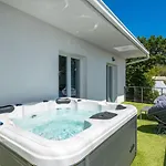 וילה Mirjam With Swimming Pool, Jacuzzi And Sea View נובי ווינודולסקי