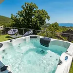 Mirjam With Swimming Pool, Jacuzzi And Sea View נובי ווינודולסקי