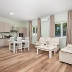 Mirjam With Swimming Pool, Jacuzzi And Sea View וילה