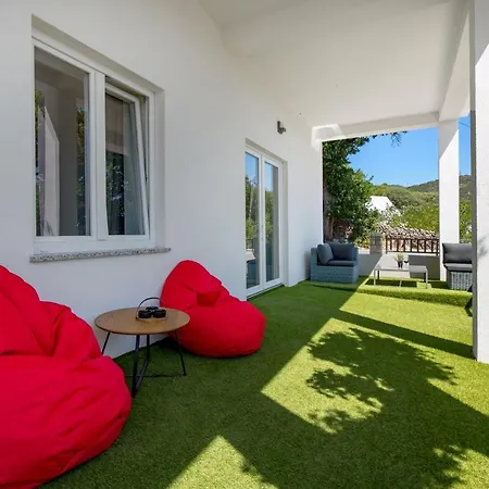 וילה Mirjam With Swimming Pool, Jacuzzi And Sea View נובי ווינודולסקי