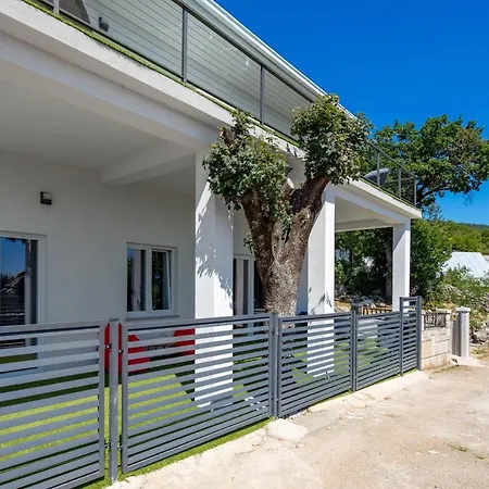 וילה Mirjam With Swimming Pool, Jacuzzi And Sea View *