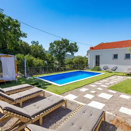 Mirjam With Swimming Pool, Jacuzzi And Sea View וילה נובי ווינודולסקי
