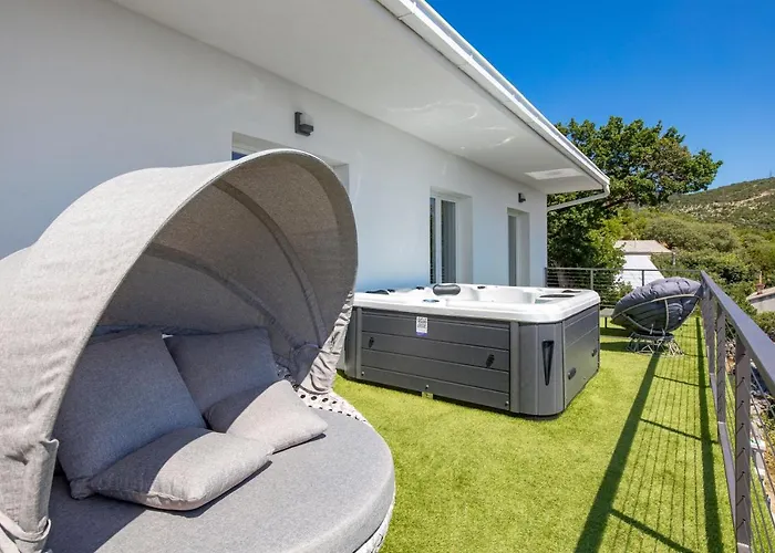 Mirjam With Swimming Pool, Jacuzzi And Sea View