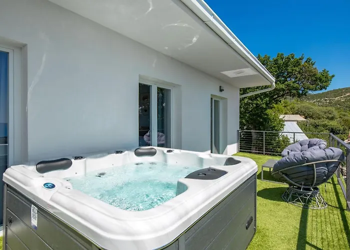 Villa Mirjam With Swimming Pool, Jacuzzi And Sea View Novi Vinodolski