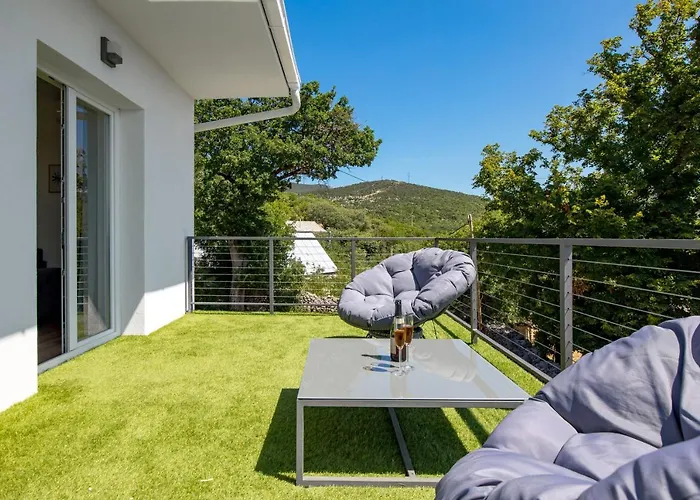 Mirjam With Swimming Pool, Jacuzzi And Sea View Novi Vinodolski