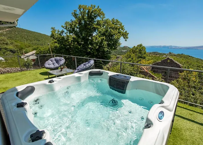 Mirjam With Swimming Pool, Jacuzzi And Sea View ノヴィ・ヴィノドロスキー